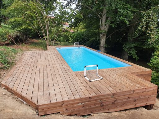 couloir de nage avec terrasse en pin