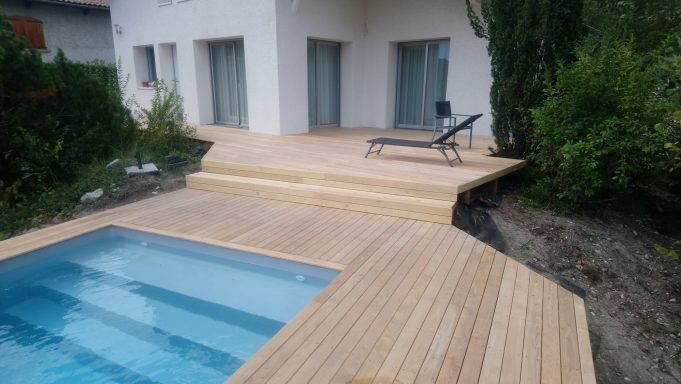 piscine semi-enterrée et terrasse