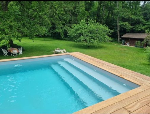 Escaliet intérieur piscine bois