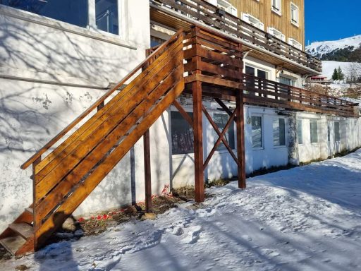 Terrasse en bois et escalier